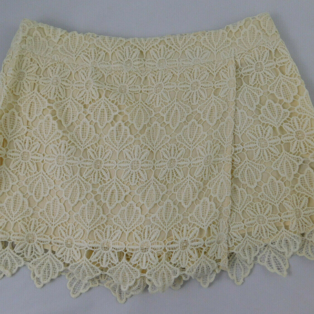 Umgee Size Small Crochet Cream Skort